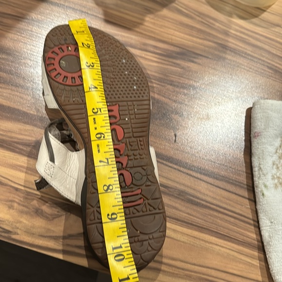 Merrell cream and brown leather sandals with back strap - Picture 11 of 12